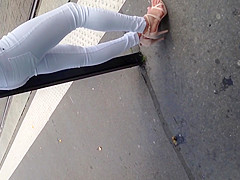 Petite qui attend le tram