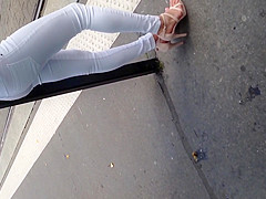 Petite qui attend le tram
