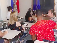 Professor pune aluno engraç_adinho com rola no cu, na frente dos colegas
