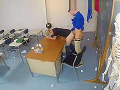 Professor pune aluno engraç_adinho com rola no cu, na frente dos colegas