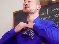 Professor pune aluno engraç_adinho com rola no cu, na frente dos colegas