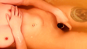 Relaxes in her bath and plays with her favorite sextoy : the Womanizer