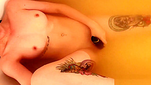 Relaxes in her bath and plays with her favorite sextoy : the Womanizer