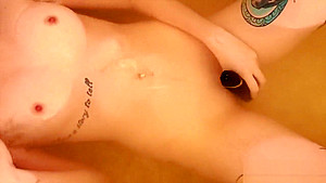 Relaxes in her bath and plays with her favorite sextoy : the Womanizer