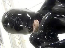 Rubber Cutie gives Hawt Orall-Service