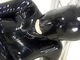 Rubber Cutie gives Hawt Orall-Service