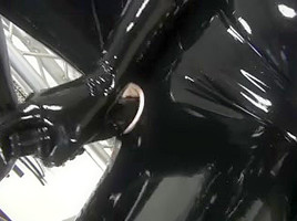 Rubber Cutie gives Hawt Orall-Service