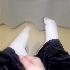 SEXY WOMEN WITH SEXY FEET,FOOT TEASE (TRY NOT TO CUM)