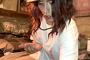 Shemale Jerks Off Till She