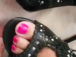Shoejob, cum on feet
