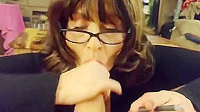 Signora italiana fuma mentre fa un pompino al giovane amante