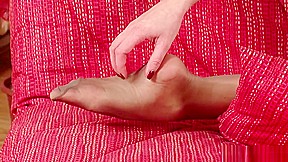 Susan worships Silvia's feet