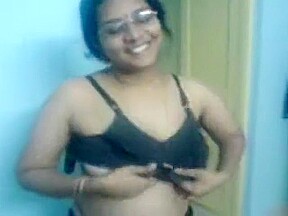 TSV03-CHENNAI_AUNTY_RADHA_SHOWING_HER_BOOBS_AND_PUSSY