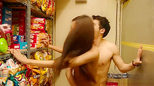 The young lovers are lazy and hide behind the snack store