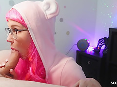Tiny Emily In Deutsche Stief-schwester Schenkt Ihm Einen Blowjob Nach Cos