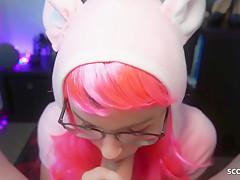 Tiny Emily In Deutsche Stief-schwester Schenkt Ihm Einen Blowjob Nach Cos