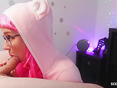 Tiny Emily In Deutsche Stief-schwester Schenkt Ihm Einen Blowjob Nach Cos