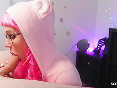 Tiny Emily In Deutsche Stief-schwester Schenkt Ihm Einen Blowjob Nach Cos