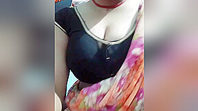 Today Exclusive-bhabhi Showing Her Big Boobs On Live Show
