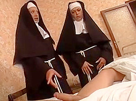 Trio con dos monjas