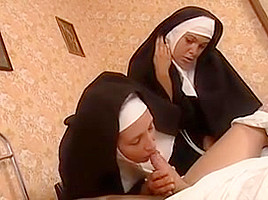 Trio con dos monjas