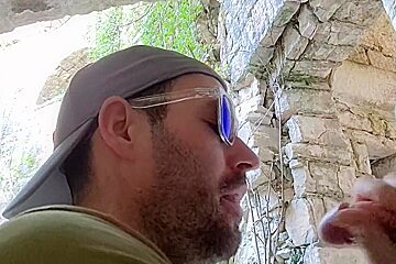 Un Touriste Francais Ce Fait Sucer Par Un Croate Dans Un Fort En Ruine