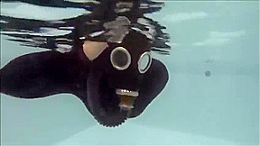 Underwater in Gas Mask