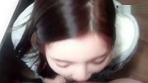 最近网络疯传的名校美女和男友书桌上爱爱流出a