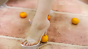 chinese girl crush oranges