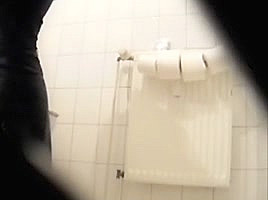 heimlich große schwestert beim pissen gefilmt