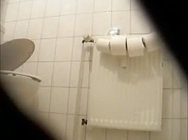 heimlich große schwestert beim pissen gefilmt