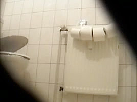 heimlich große schwestert beim pissen gefilmt