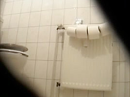 heimlich große schwestert beim pissen gefilmt