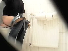 heimlich große schwestert beim pissen gefilmt