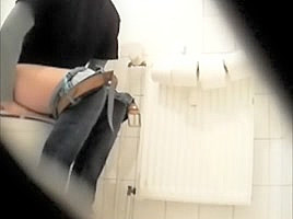 heimlich große schwestert beim pissen gefilmt