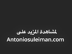 شقرة ومكوتها مفتوحة عبارة