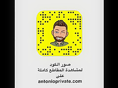 شقرة ومكوتها مفتوحة عبارة