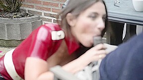 julie se tape un black en robe latex
