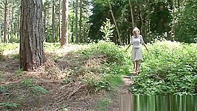 lady sonia - i need to pee outdoors 1